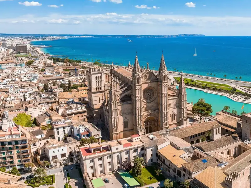Normativa patinetes eléctricos en Palma de Mallorca 2026 — chaleco y casco obligatorios, 600€ sin seguro